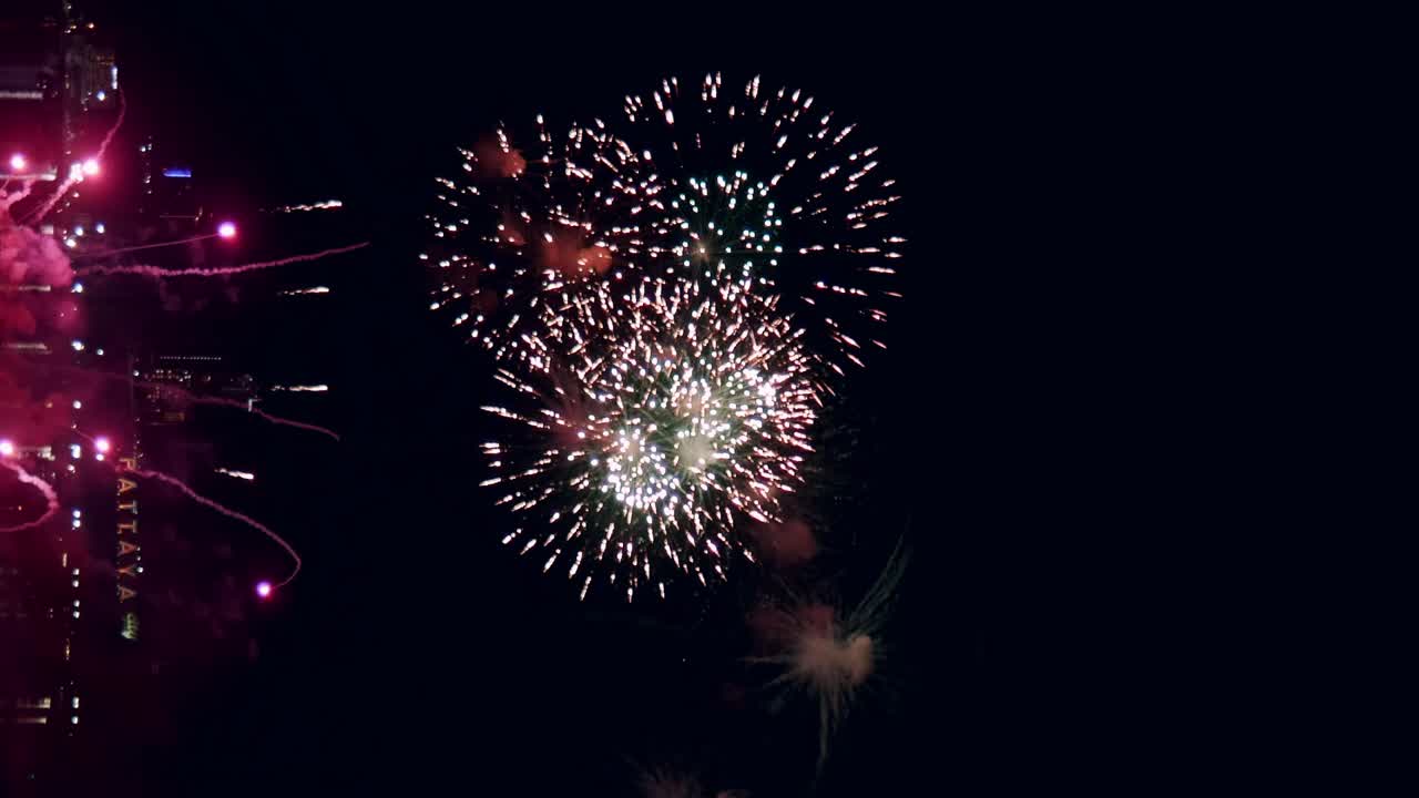 exhibición de fuegos artificiales para la celebración de la víspera de año nuevo con un gran espectáculo de fuegos artificiales multicolor abstracto con luces bokeh en el cielo nocturno