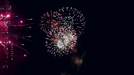 Feuerwerksfeier-Für-Silvester-Mit-Abstraktem,-Mehrfarbigem,-Großem,-Leuchtendem-Feuerwerk-Mit-Bokeh-Lichtern-Am-Nachthimmel