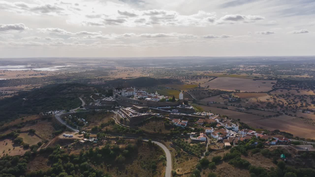 흐린 날 포르투갈의 중세 마을인 몬사라즈(monsaraz)로 4k 공중 하이퍼랩스.