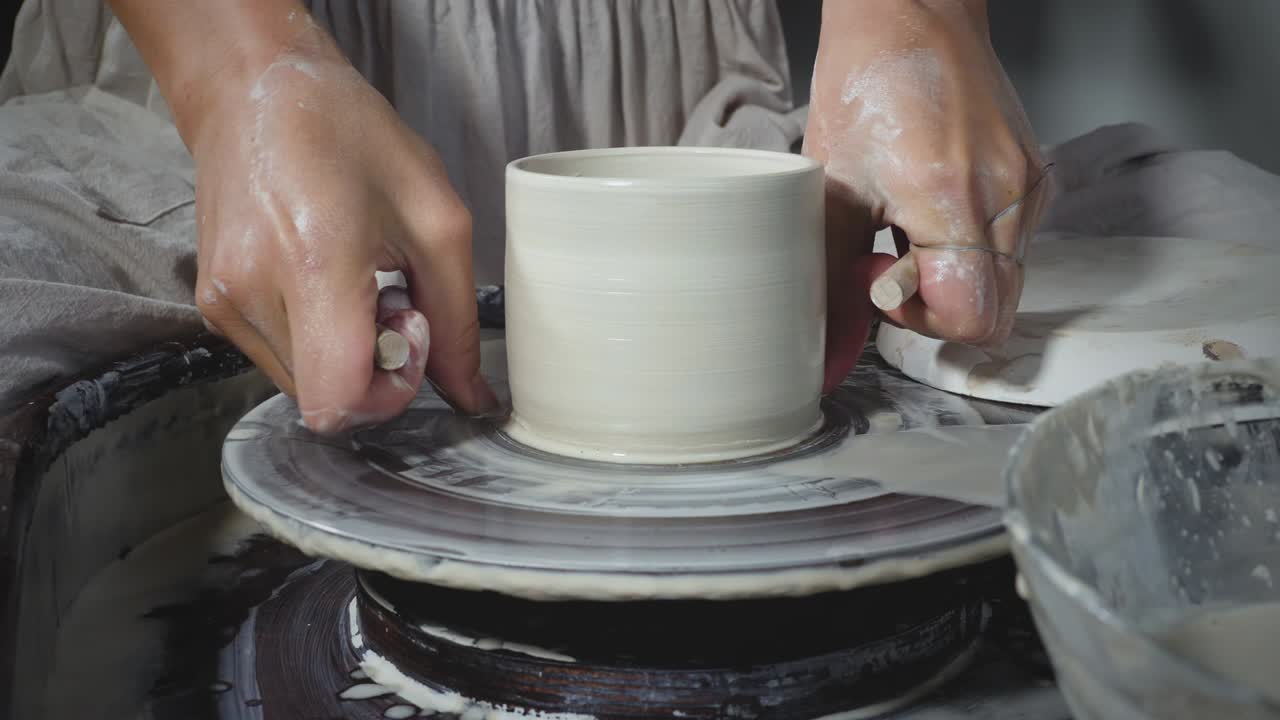 도자기 는 도자기 바 에서 점토 도자기 를 가닥 으로 잘라 낸다