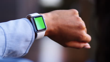 close up de una mujer comprobando un reloj inteligente, pantalla verde