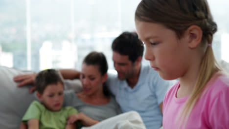 una niña pequeña que se siente excluida de su familia