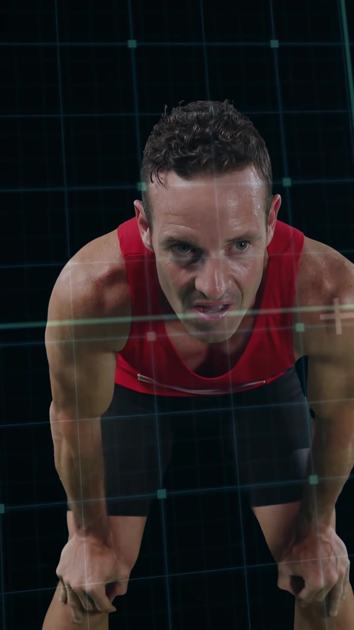Video vertical: Atleta recuperándose y apoyándose después de una serie, con una cuadrícula fitness verde azulado superpuesta en su rostro.