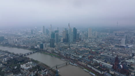 Stadtpanoramaaufnahme.-Dunstiger-Luftblick-Auf-Die-Großstadt-Mit-Historischen-Gebäuden-Und-Modernen-Wolkenkratzern.-Frankfurt-Am-Main,-Deutschland