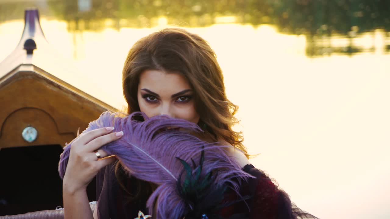 아름다운 은 머리 여자가 아름다운 만적 인 풍경 위에 포즈를 취하고 있습니다.