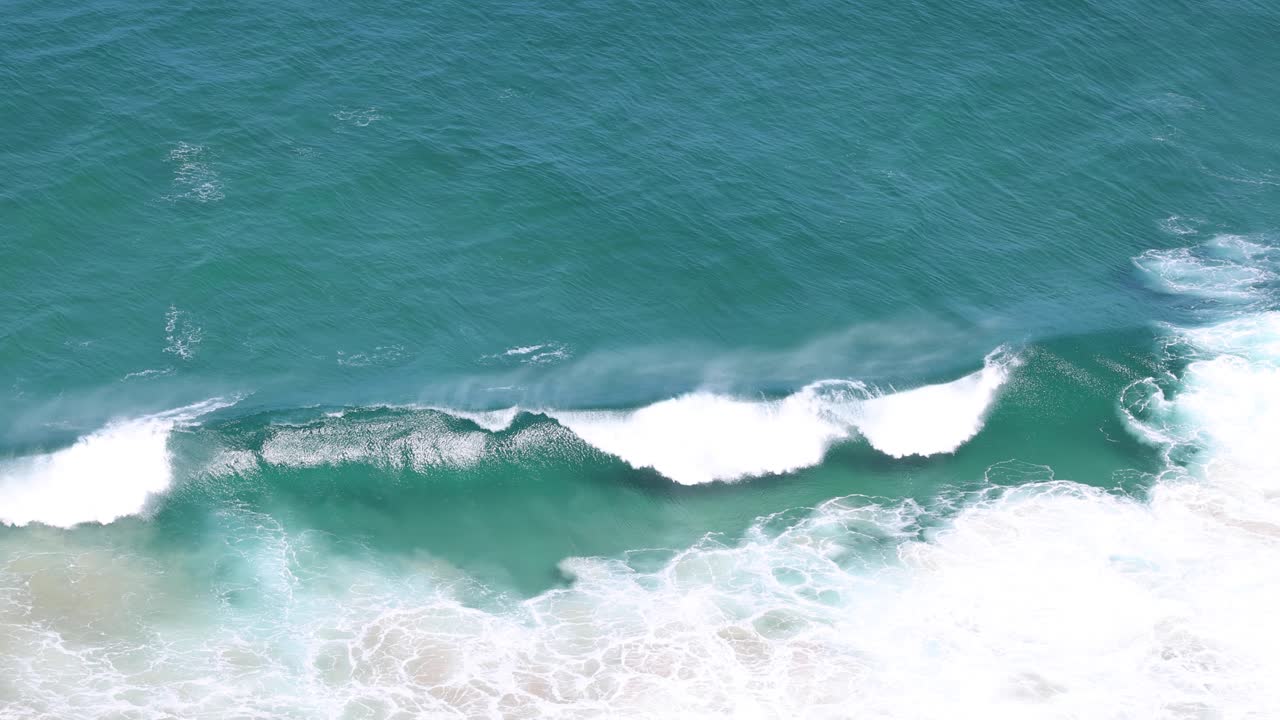 해안 에 부히는 리적 인 파도 의 공중 사진