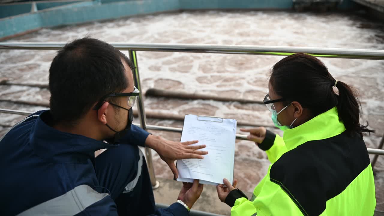 환경 엔지니어가 폐수 처리 시설에서 일합니다.