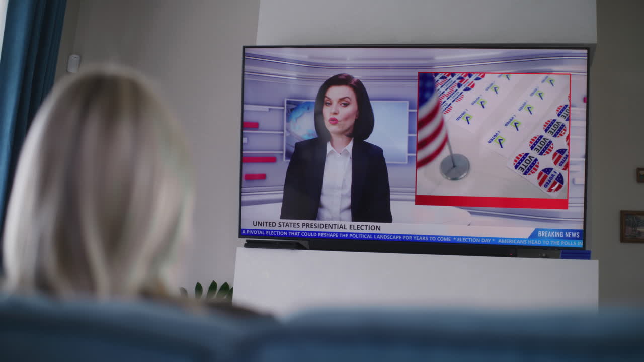 смотрят новости о президентских выборах по телевизору