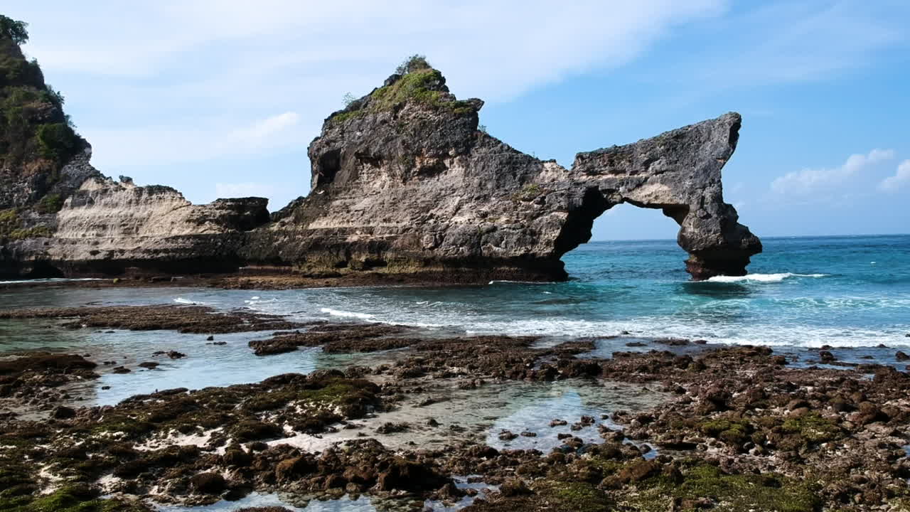 푸른 물 속 큰 바위에서 촬영한 영화 같은 드론 영상