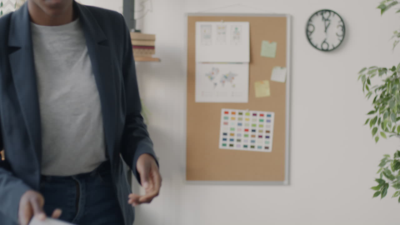 현대적 인 사무실 에서 일 하는 사업가