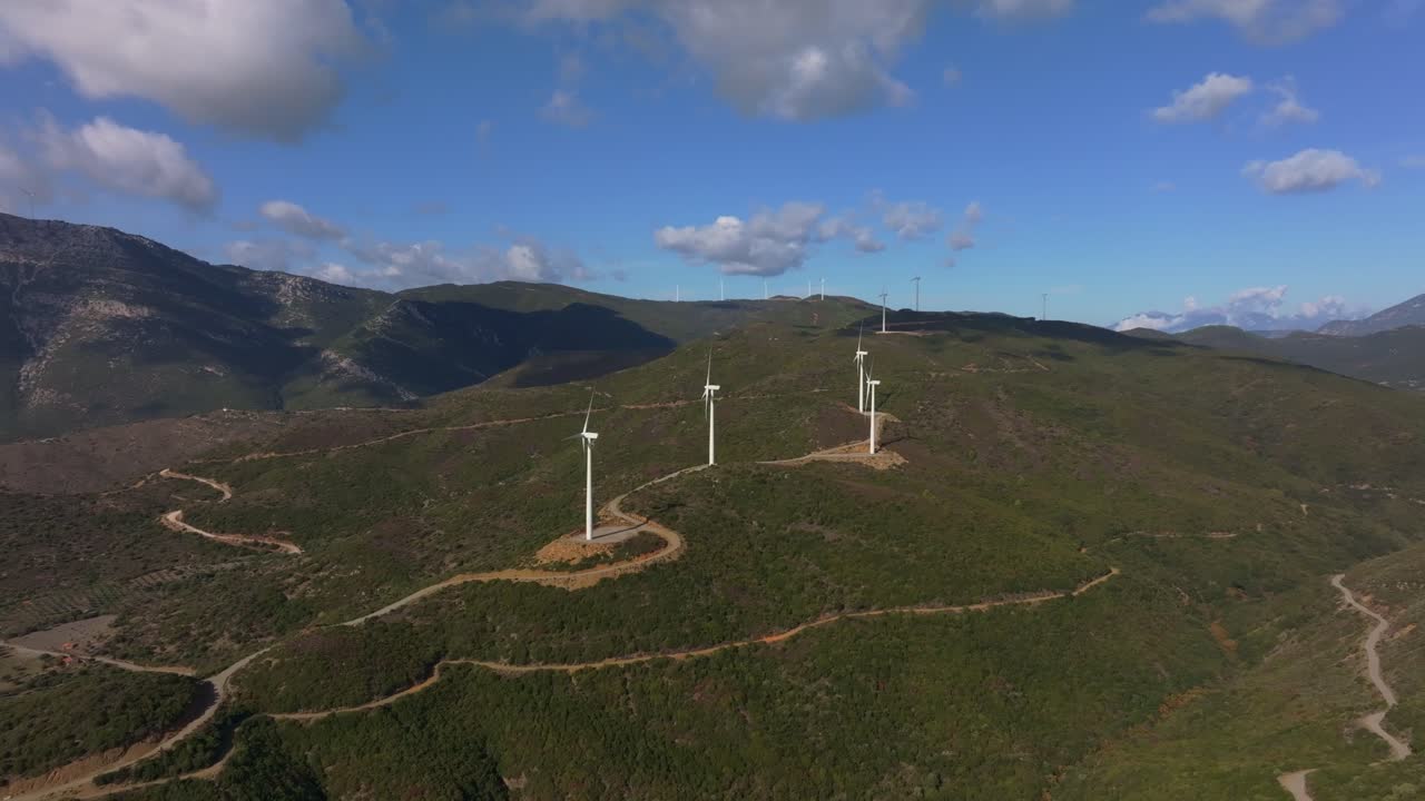 Pás de energia verde girando com a brisa, Grécia