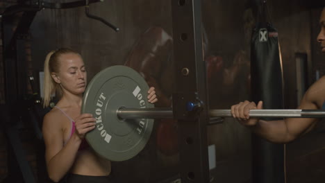 Monitor-Femenino-De-Mujer-Caucásica-En-El-Gimnasio.