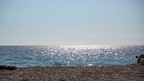 impresionante paisaje de verano con línea de horizonte oceánico y sol brillante.