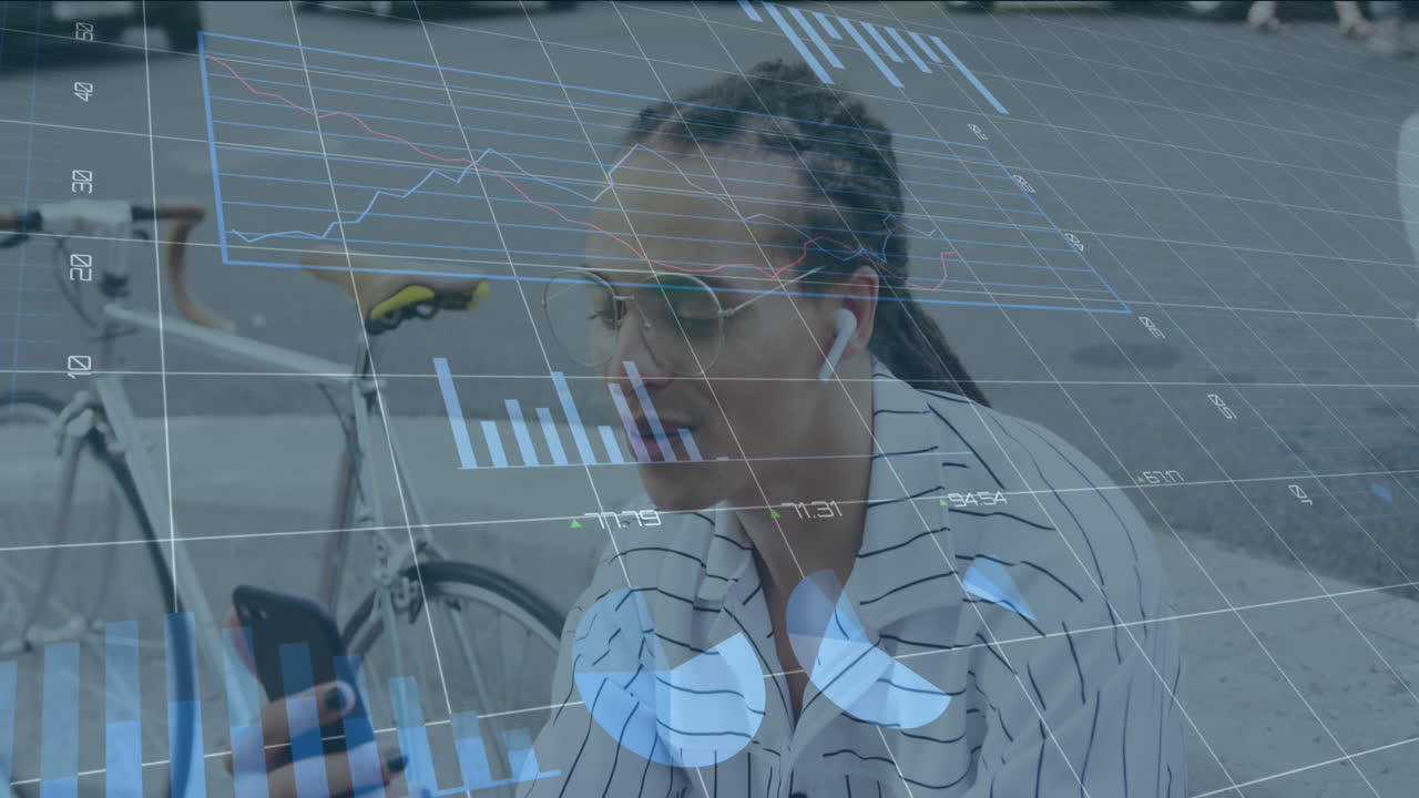 animación de procesamiento de datos estadísticos sobre un hombre biracial haciendo una llamada de video en un teléfono inteligente en la calle