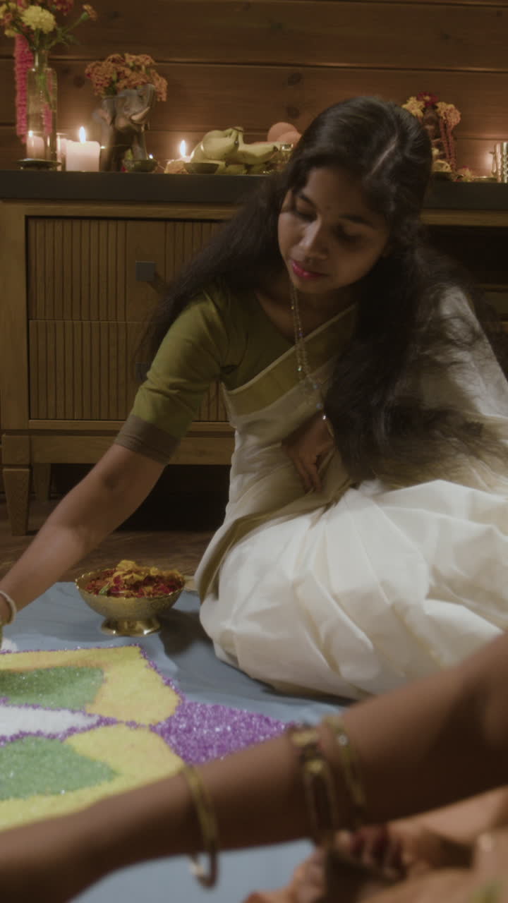 Donna che fa il Rangoli
