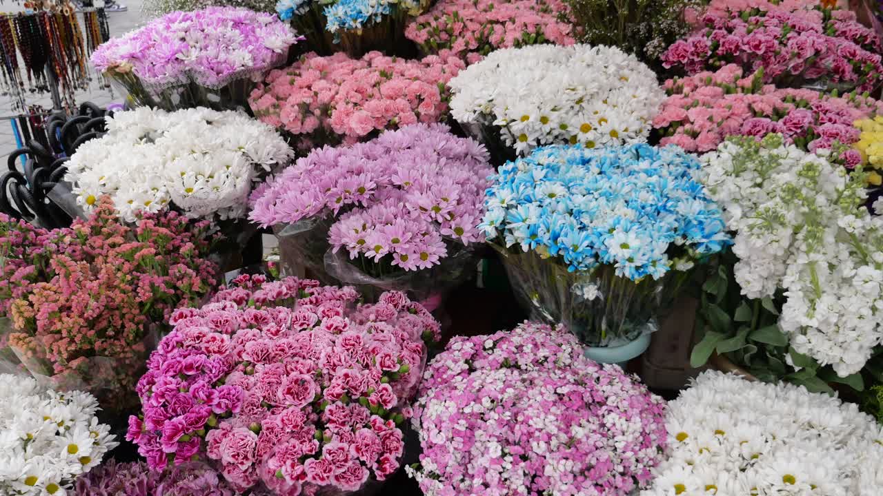 exhibición de flores coloridas en un mercado de flores