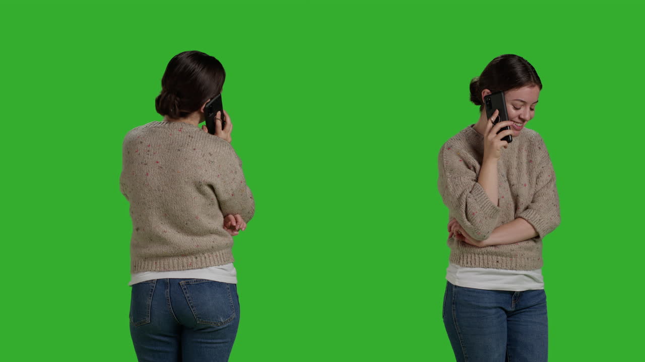 Mulher falando ao telefone com plano de fundo de tela verde