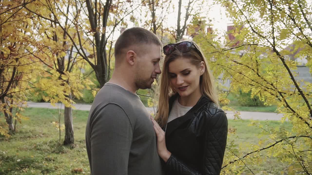 가을 공원에서 부부