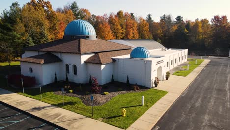 movimiento ascendente del cardán en ángulo sobre la iglesia ortodoxa de muskegon