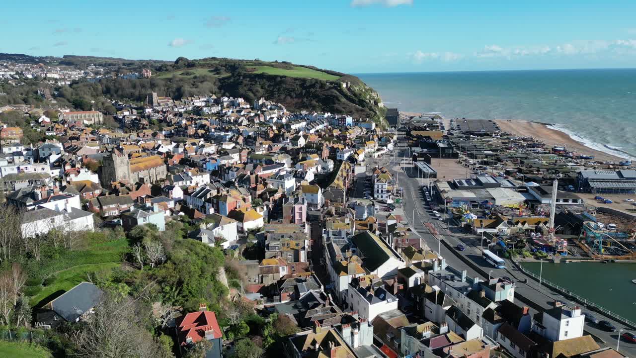 tomada aérea de un dron de hastings, reino unido, volando sobre la ciudad, el parque de atracciones y la flota pesquera terrestre