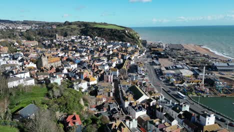 tomada aérea de un dron de hastings, reino unido, volando sobre la ciudad, el parque de atracciones y la flota pesquera terrestre