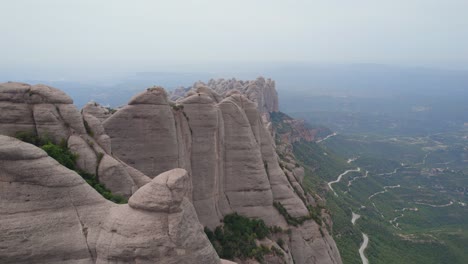 picos de montaña en el parque natural de montserrat, vista aérea de establecimiento