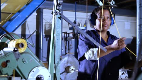 Arbeiter,-Der-In-Der-Seilherstellungsindustrie-4k-Arbeitet
