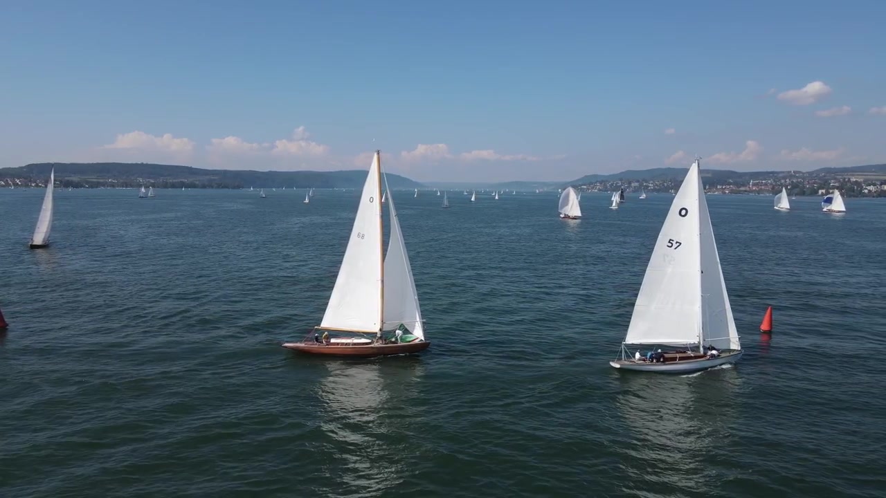 Luchtfoto toont klassieke drakenzeilboten die een regattaboek op de Überlinger See ronden
