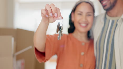 pareja, nueva casa y llaves en la mano