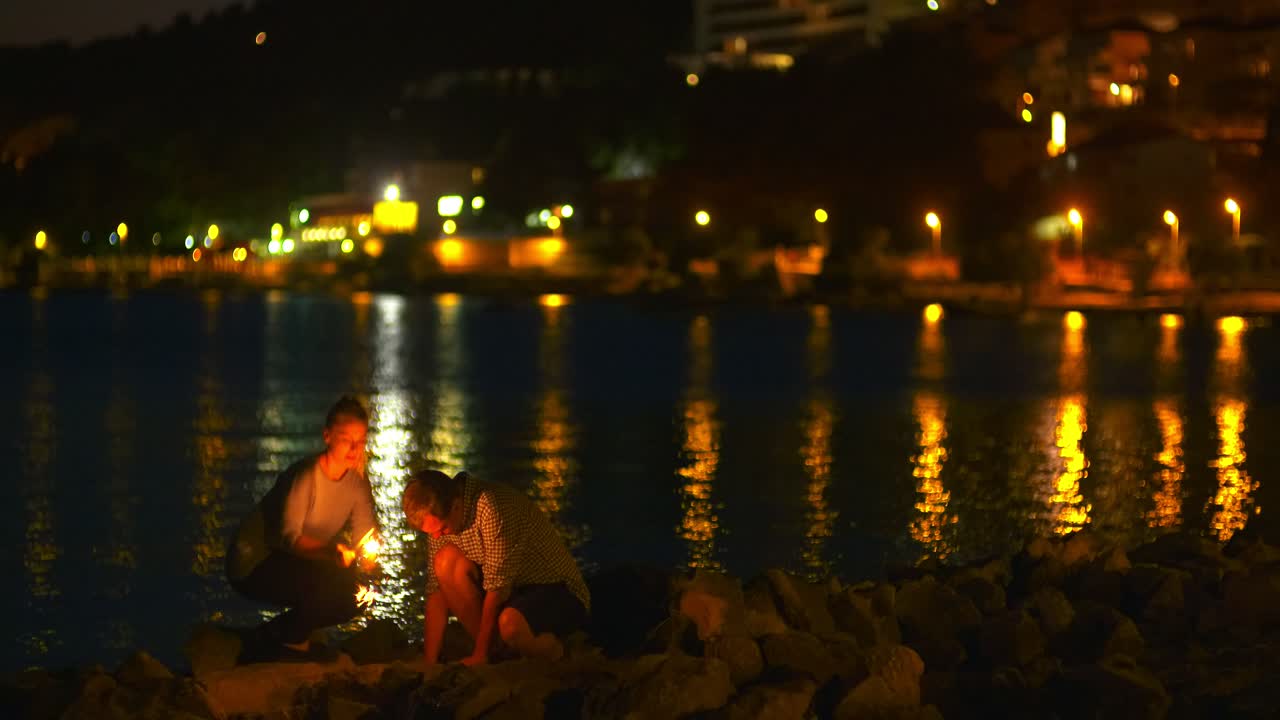 пара с зажигательной смесью на берегу моря