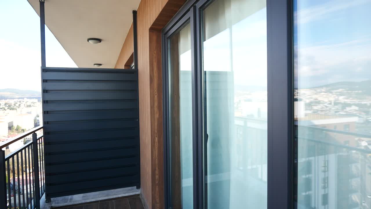 balcone moderno con vista sulla città