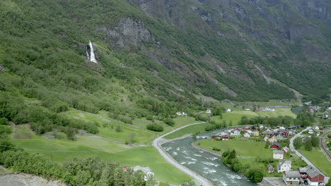 Parallax-Push-In-Shooting-Am-Wasserfall-In-Norwegen---Flam