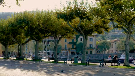 Escena-Del-Puerto-En-Torri-Del-Benaco,-Lago-De-Garda---Lago-De-Como---Italia