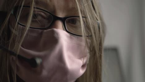 mujer ansiosa con máscara facial y gafas retrato primer plano