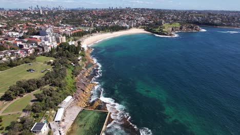 ross jones rockpool y la playa de coogee, sydney, australia - toma aérea de un avión no tripulado