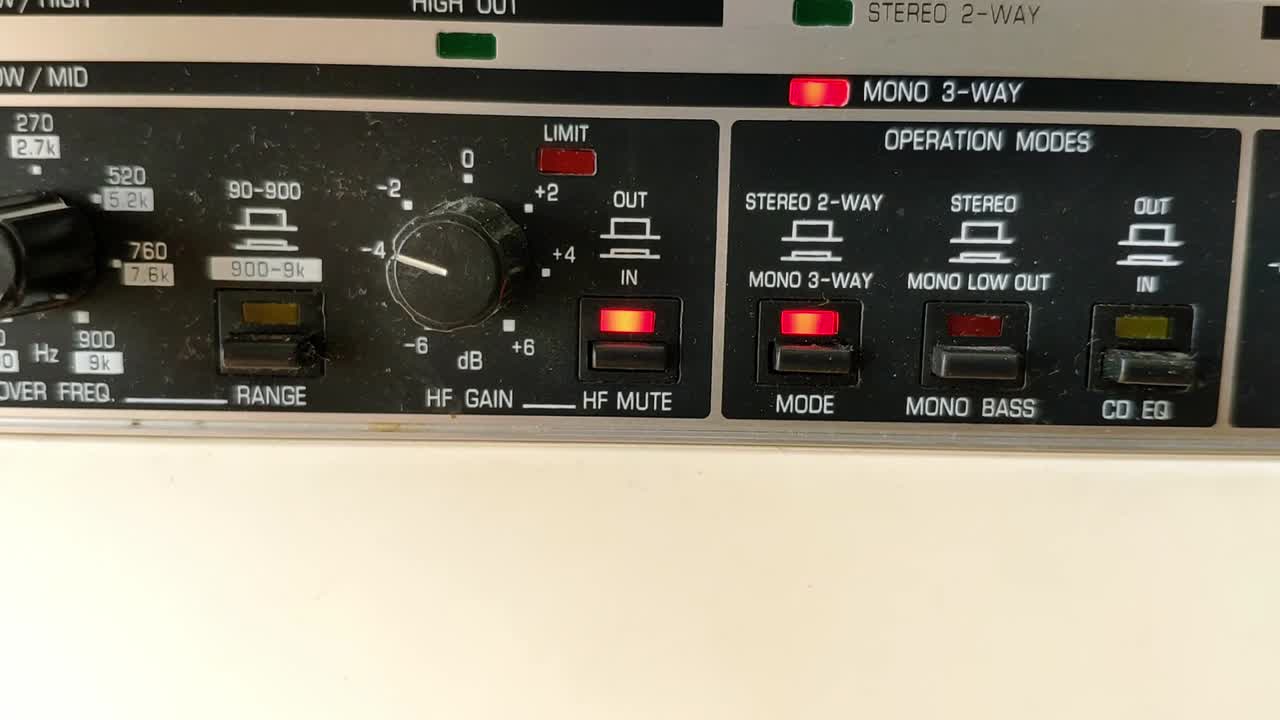 dispositivo de audio con perillas y luces led de retroalimentación rectangulares