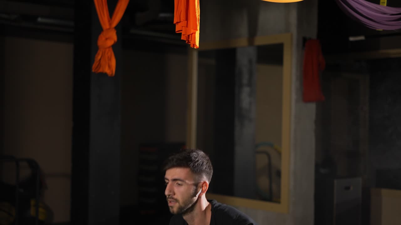 entrenamiento con un kettlebell, ejercicio de fuerza intenso en un gimnasio oscuro