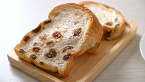 Pan-De-Pasas-Con-Taza-De-Café-Para-El-Desayuno