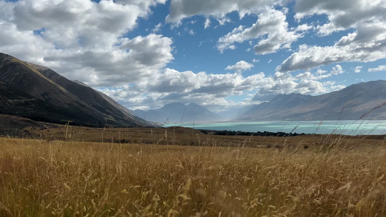 llanuras secas y azotadas por el viento y montañas escarpadas que rodean el vibrante lago ohau, nueva zelanda