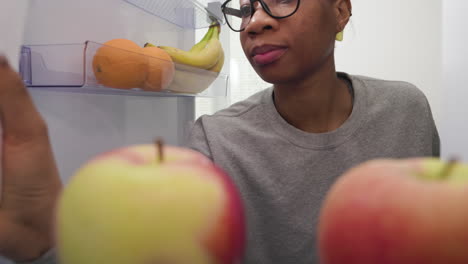 mujer tomando leche del refrigerador