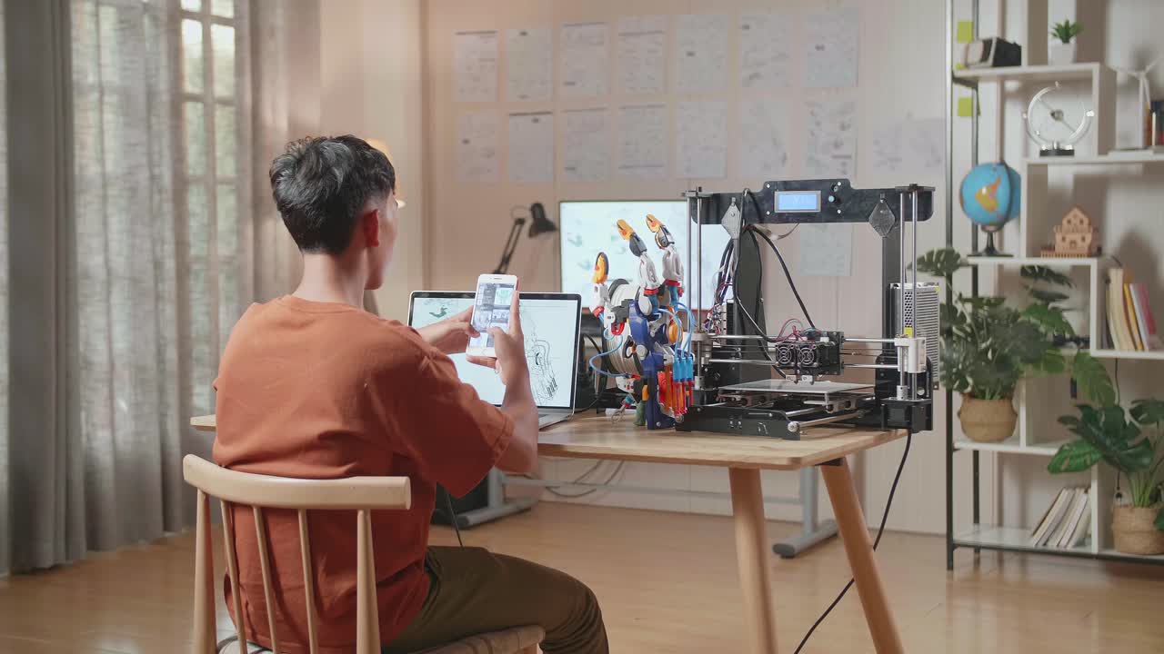 3d 프린터와 스마트폰을 사용하는 학생