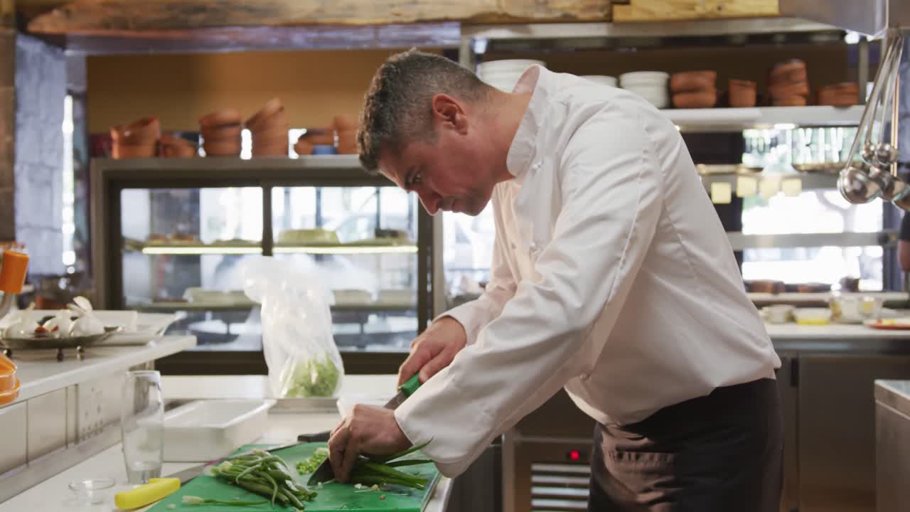 hombre caucásico cocinando en la cocina