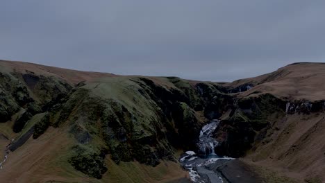 Paisaje-Escénico-De-La-Cascada-De-Stjórnarfoss-En-Islandia---Disparo-De-Drones