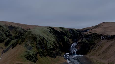 paisaje panorámico de la cascada de stjórnarfoss en islandia - tomada por un avión no tripulado