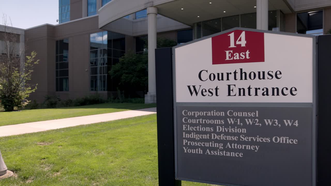 здание суда округа окленд в мичигане у западного входа с гимбалом видео панорамы слева направо