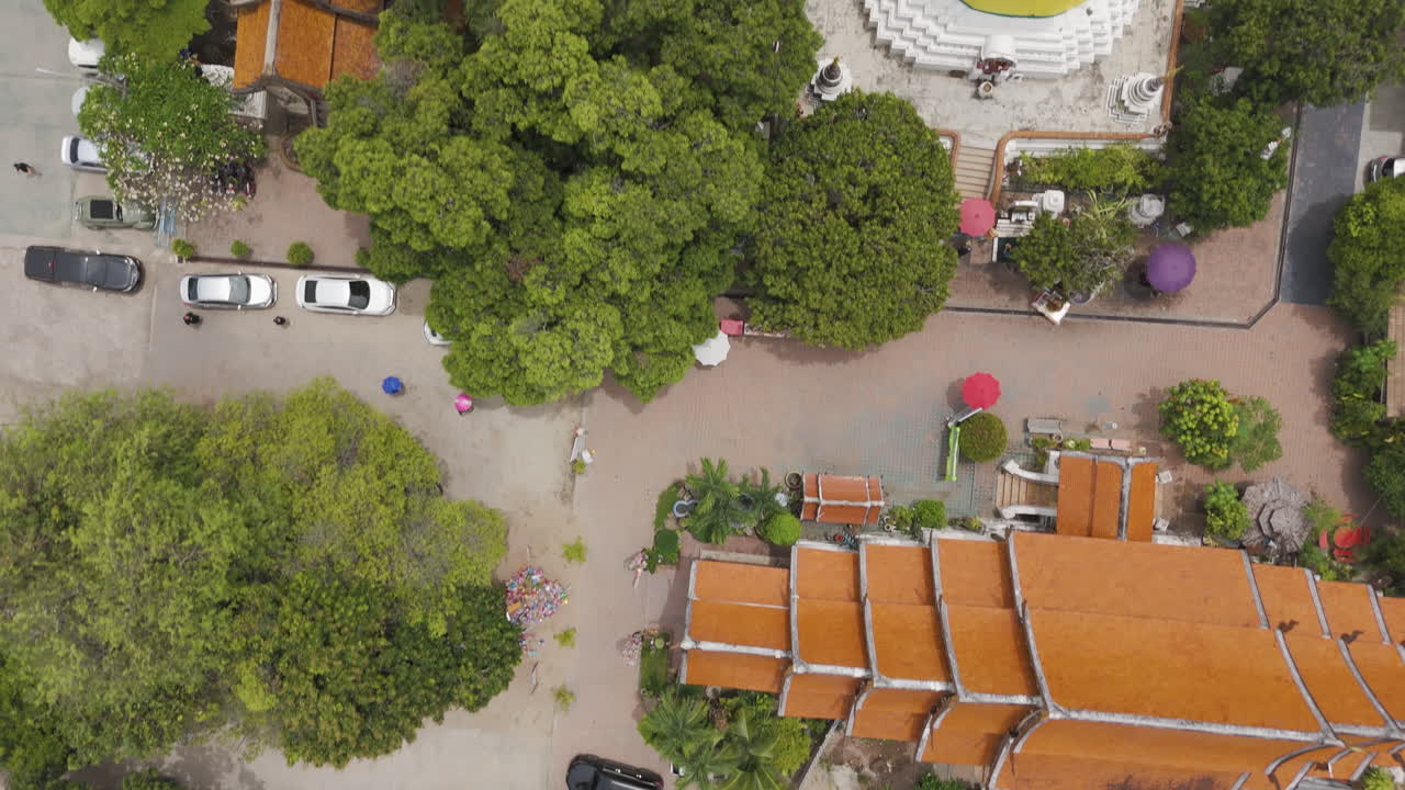 Volando sopra il tempio buddista Wat Ket Karam a Chiang Mai, Thailandia. Ripresa aerea dall'alto.