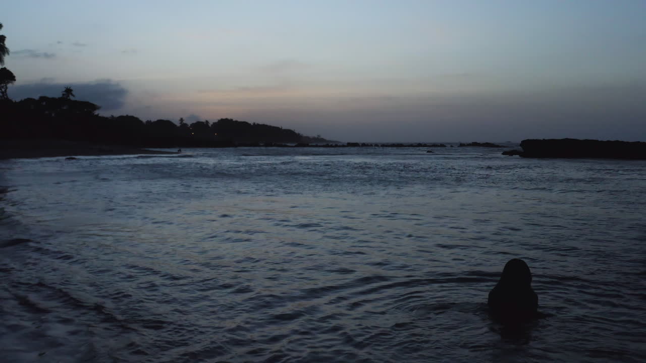 도미니카 공화국의 푸에르토 플라타 해변 낙원에서 여성 관광객