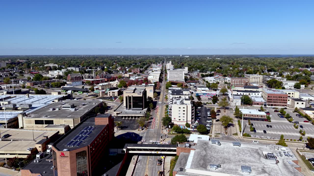 위스콘신 오슈코시로 빠르게 이동하는 항공 촬영