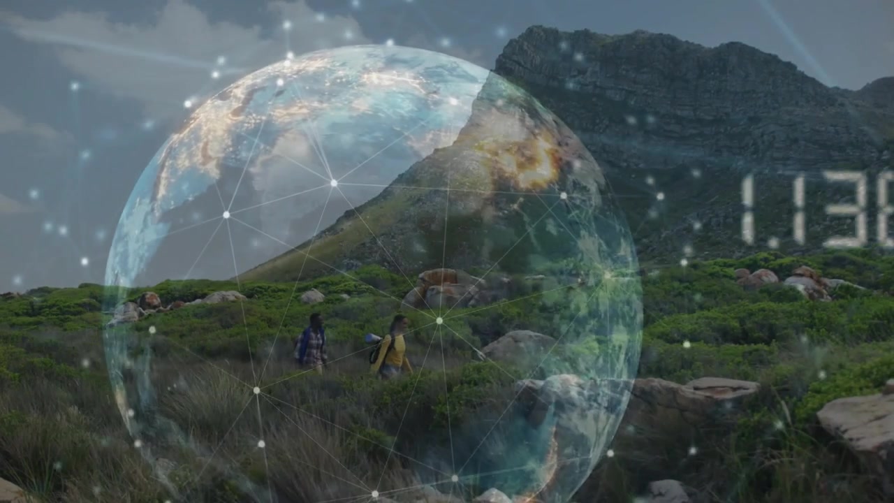 Dupla de caminhantes andando por uma encosta costeira com uma sobreposição de globo aparecendo sobre eles, mapeando leituras de HUD tecnológicos.
