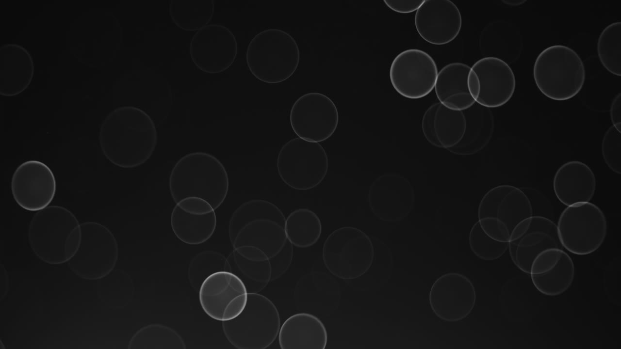 검은 바탕에 있는 서클 조명의 디포커스 보케